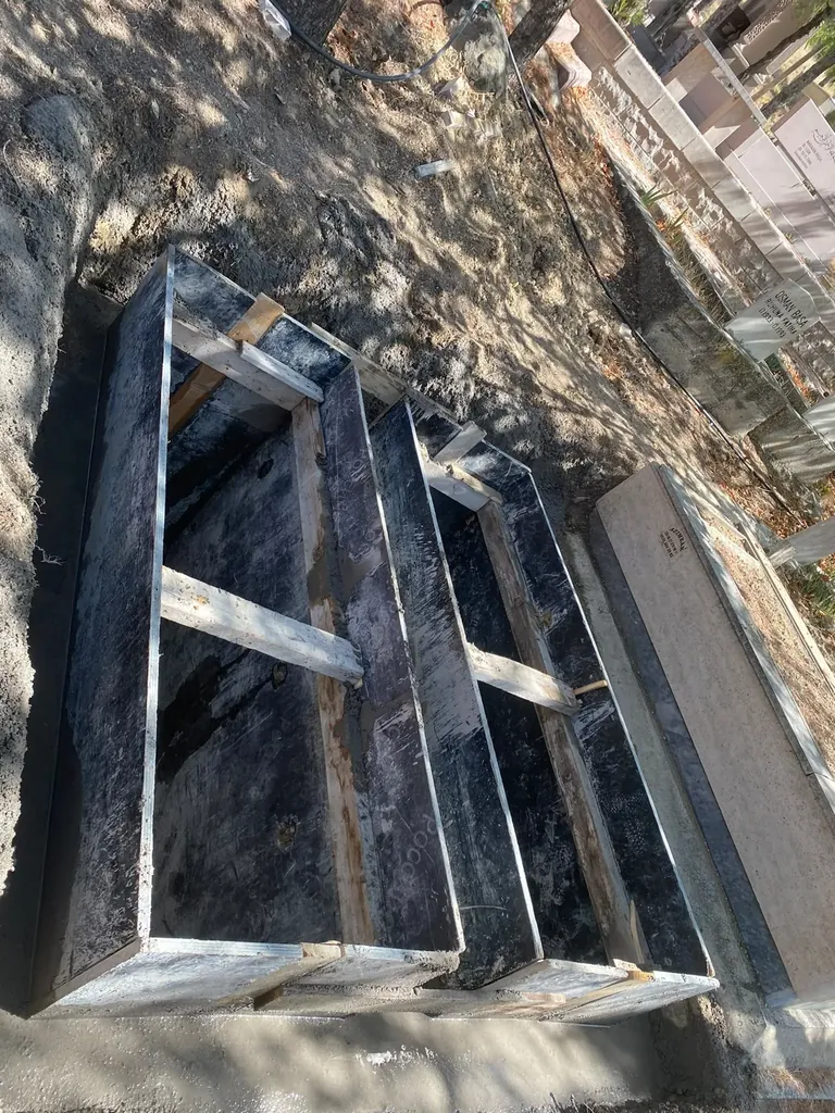 Beton hazır kabir kalıp ve montaj çalışması 05 — Mezarcı İsmail, Ankara